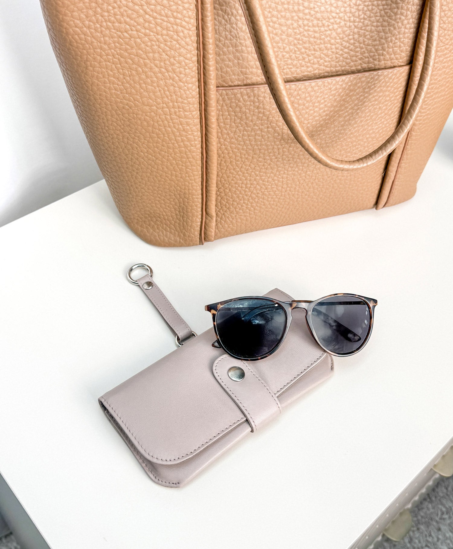 Friedrich 23 Sienna Brillenetui Leder Cappuccino Karabiner