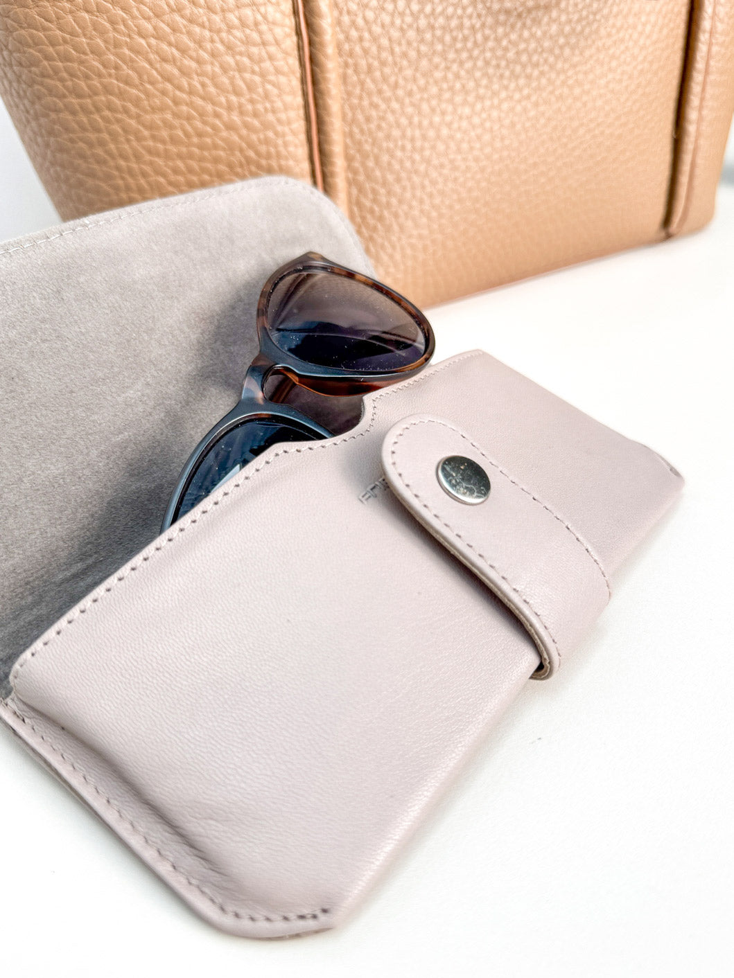 Friedrich 23 Sienna Brillenetui Leder Cappuccino Karabiner